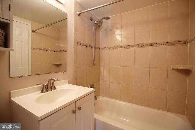Building Photo - 2328 Freetown Ct