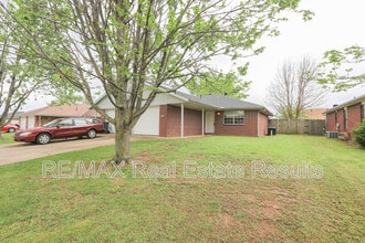 Building Photo - 2306 W Roselawn St