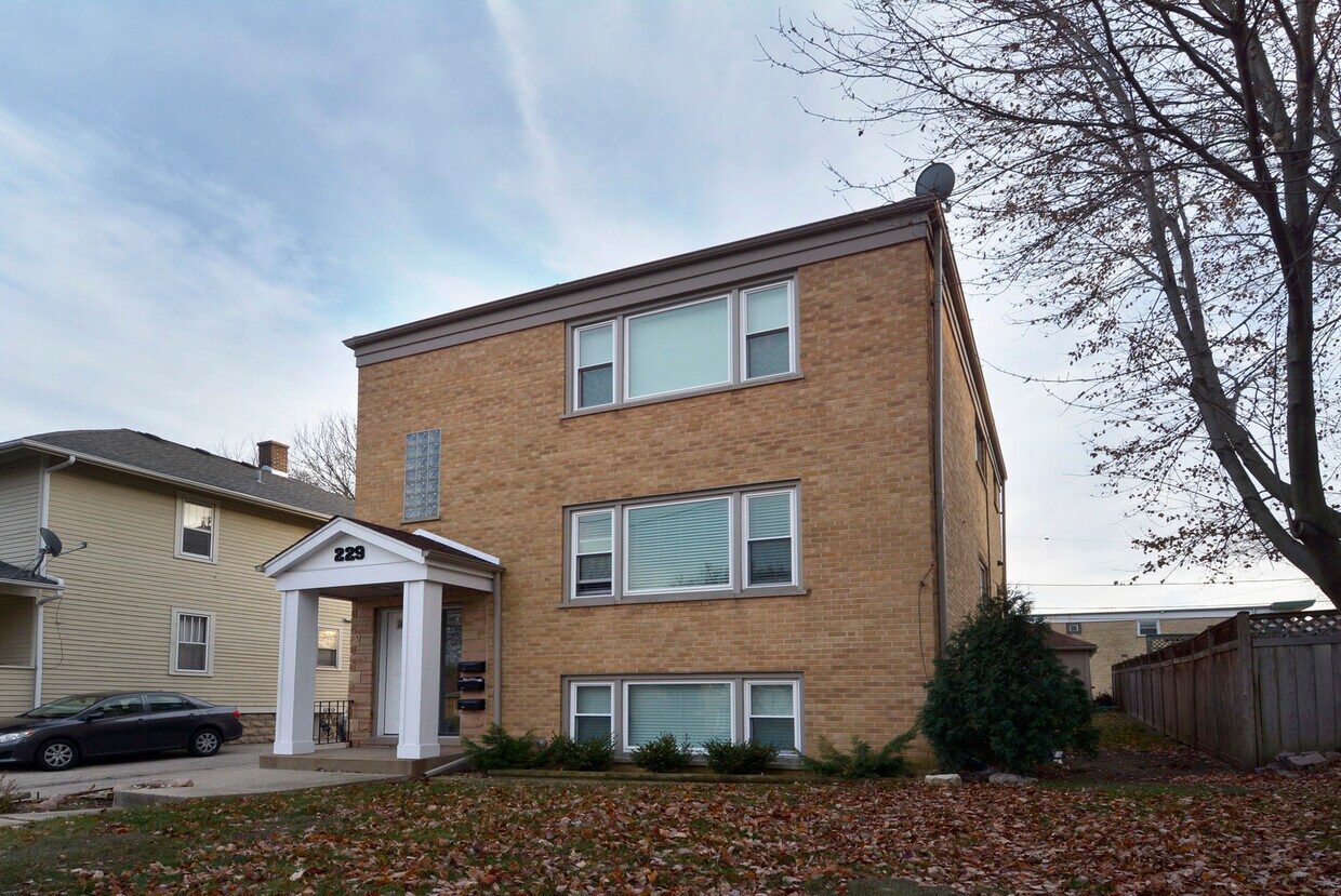 Primary Photo - 229 W Palatine Rd
