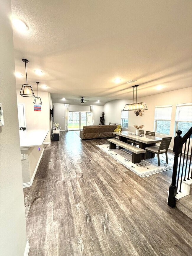 Building Photo - Spacious 4BR4B with Flex Room & OverSized ...