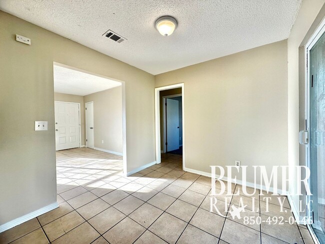 Building Photo - 3br 2bath 1230 Sqft Home for Rent