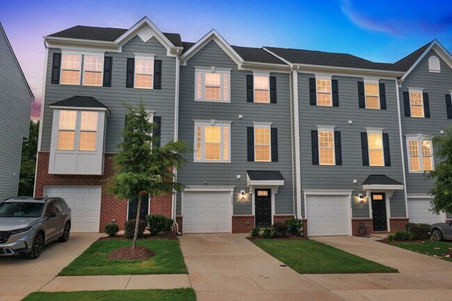Photo - Furnished Spacious 4BR Townhome in Charlotte
