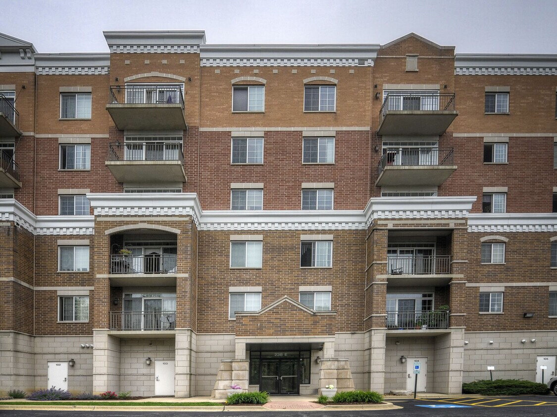 Foto principal - 238 E Irving Park Rd