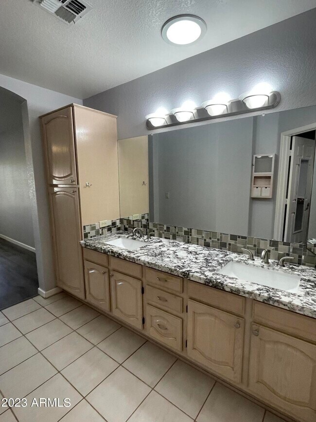 Building Photo - 9276 W Behrend Dr
