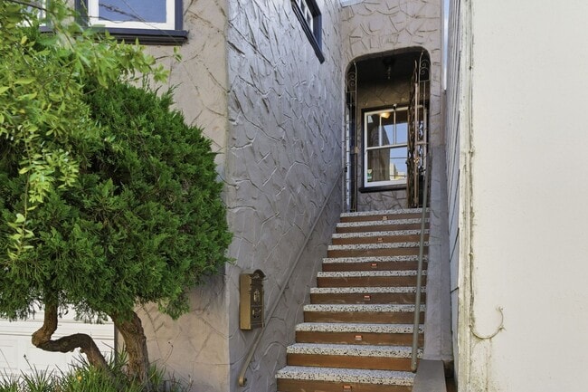 Foto del edificio - Fully Furnished 2BR + Media Room • 2BA Single-Family Home Near McLaren Park