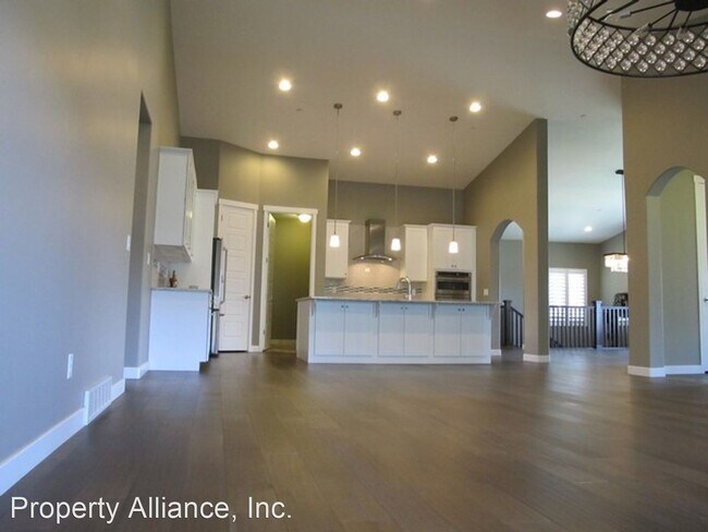 Building Photo - 6 br, 4.5 bath House - 5095 N. Lauralwood ...