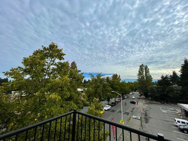 Foto del edificio - Two-Bedroom Top Floor Corner Unit Condo in...