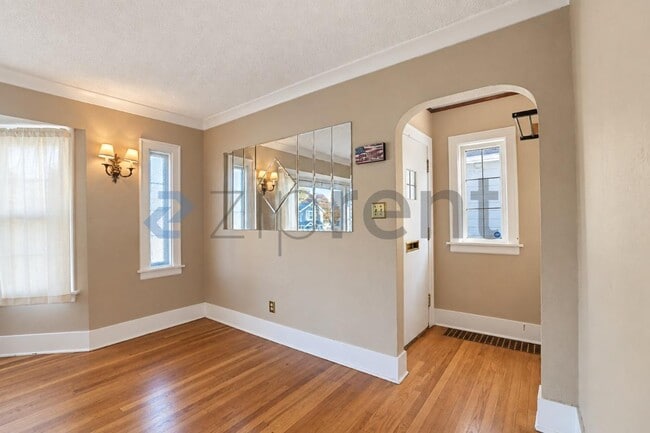 Building Photo - Unit