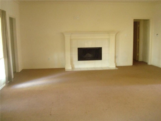 Building Photo - 4601 Oak Club Dr