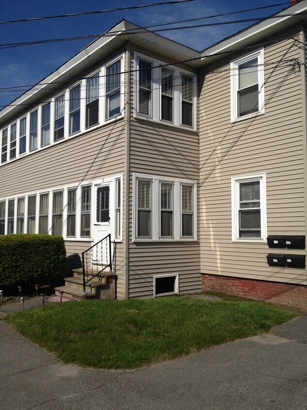 2 Monument St. Unit 2ndfloorapartment4, Winslow, ME 04901 Apartments