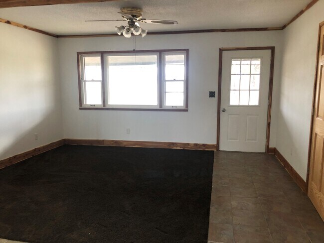 front entrance and living room - 33401 Highway 32