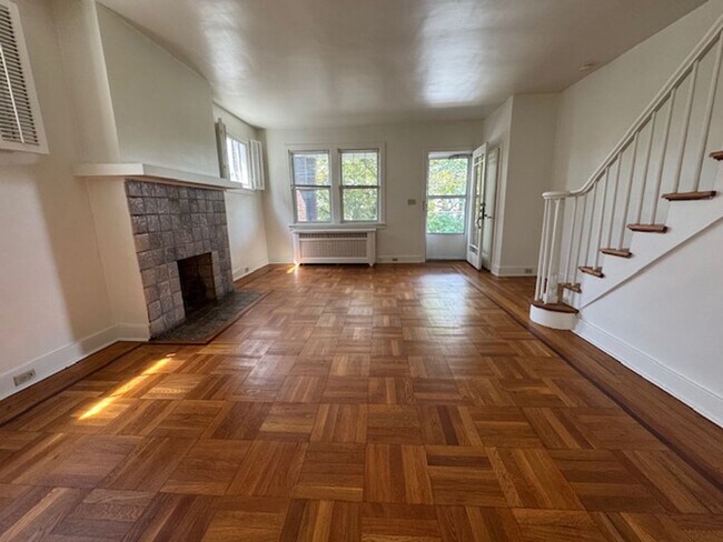 Foto del edificio - Available August 1, 2026; Lease will end J...