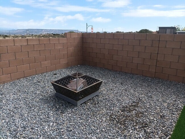 Foto del edificio - Beautiful 4-Bedroom, 2.5-Bathroom Home Loc...
