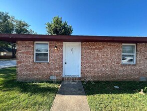 Building Photo - 1305 W New Hope Rd