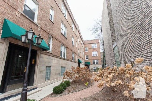 Building Photo - 722 W Barry Ave