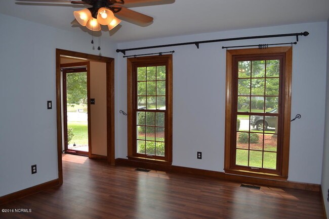 Building Photo - 157 Aldersgate Rd