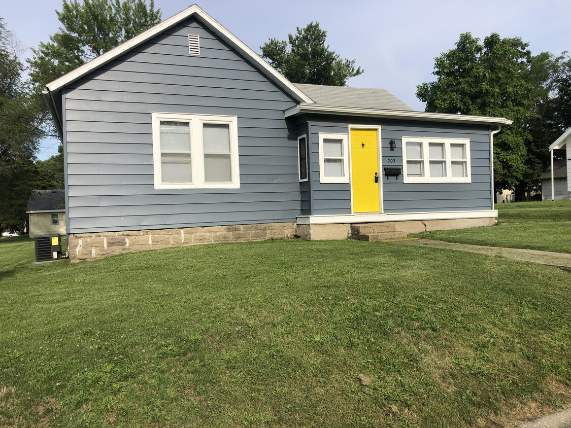 Beautiful cape cod blue exterior color! - 703 S Fifth St