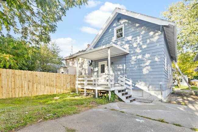 Building Photo - 3701 Leybourn Ave