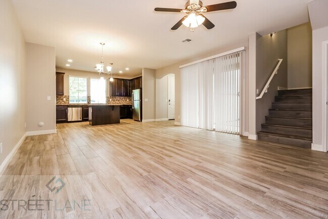 Foto del edificio - REDUCED! - Now offering first full month F...