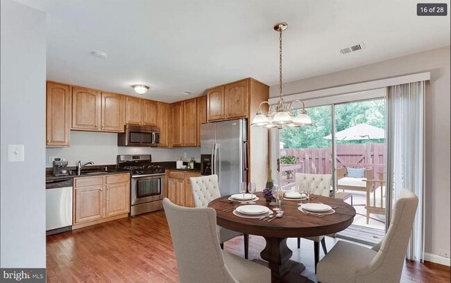 Building Photo - 14880 Emberdale Dr