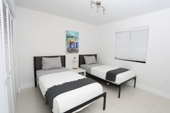 Building Photo - 1375 SW 6th St