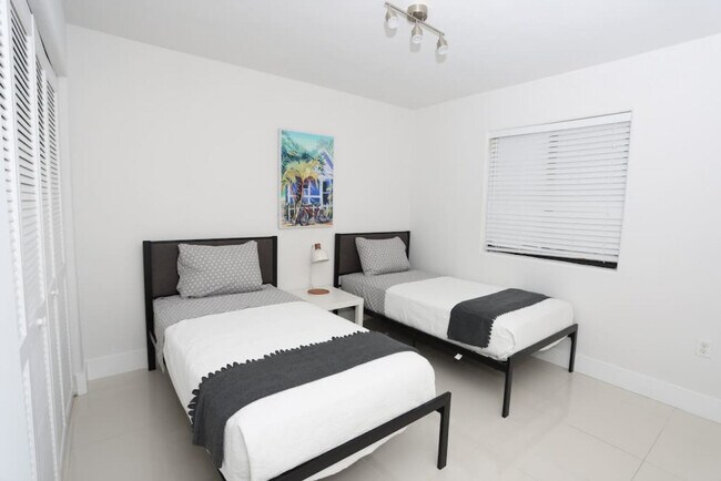 Building Photo - 1375 SW 6th St