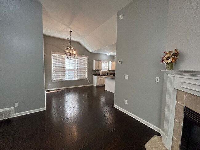 Foto del edificio - 1/2 OFF FIRST FULL MONTH'S RENT! Gorgeous ...