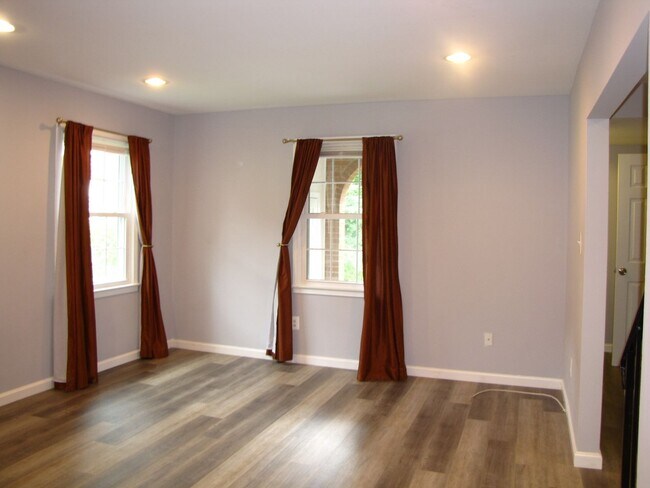 Building Photo - Beautifully updated brick end-unit townhou...
