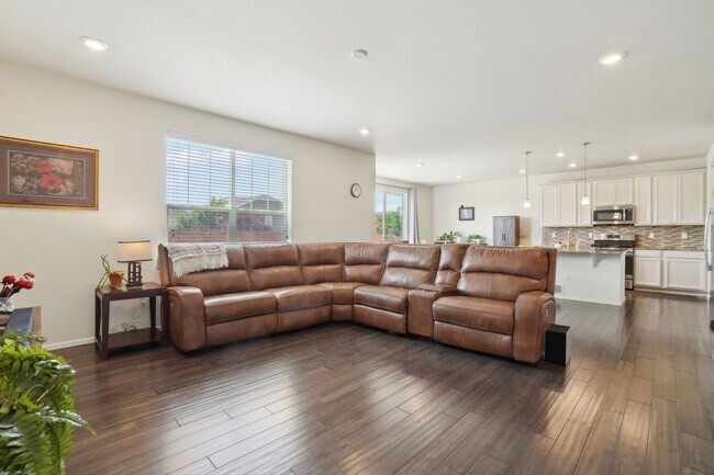 Foto del edificio - 4 bed 3.5 bath house located in Thornton!!
