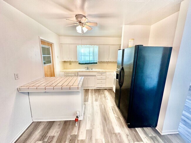 Building Photo - Nicely Updated 3/2 in Tulare