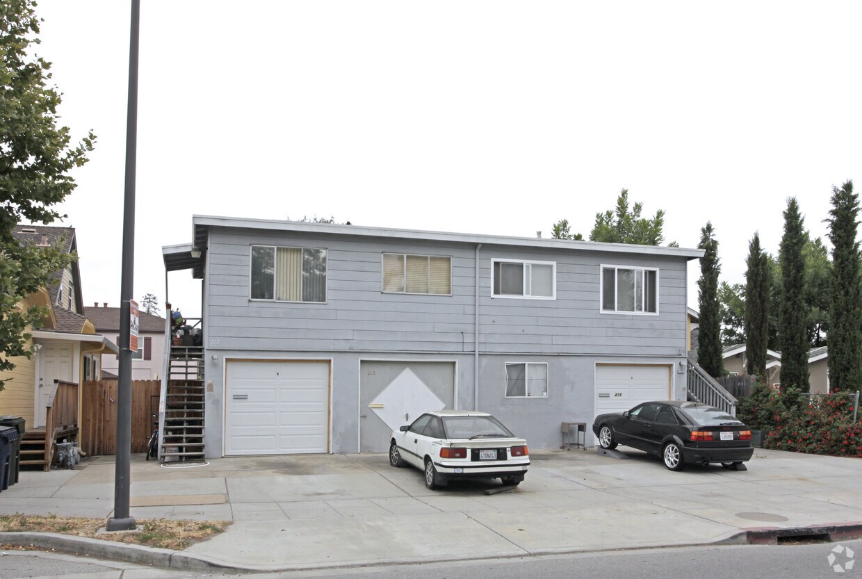 Foto del edificio - 213-215 James Ave