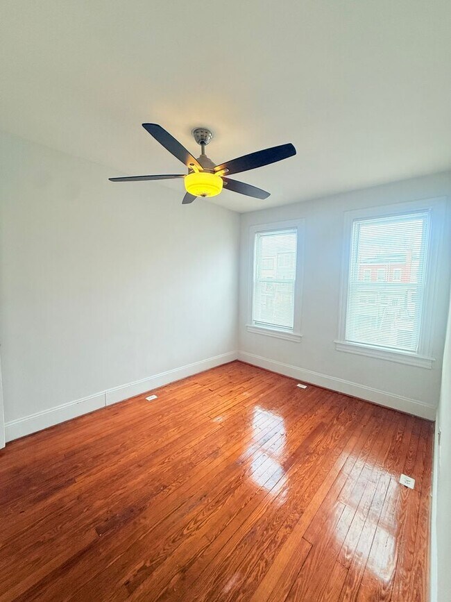 Foto del edificio - Eckington 3 Bedroom/ 2 Bath TH convenient to Metro  & Howard U