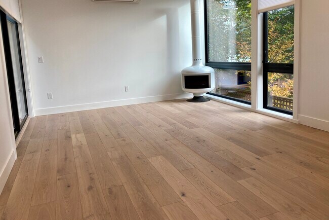 Building Photo - 4408 Thackeray Pl NE