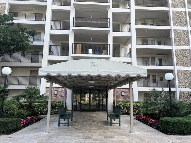 Foto del edificio - 3150 N Palm Aire Dr