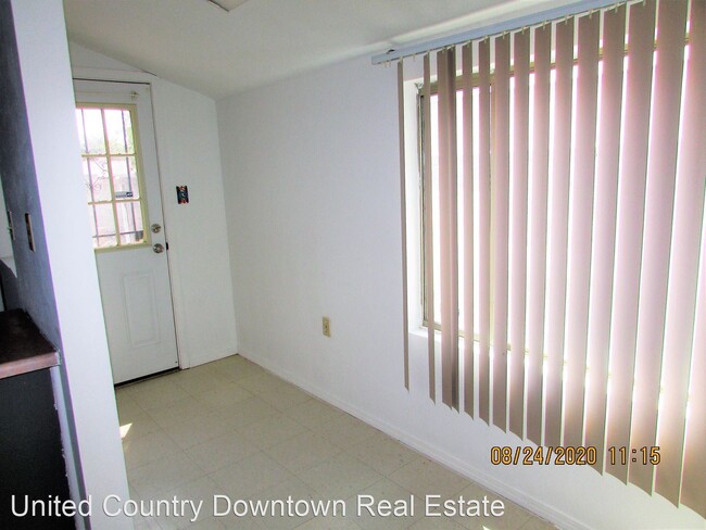 Building Photo - 3 br, 1.5 bath House - 216 W. Plum