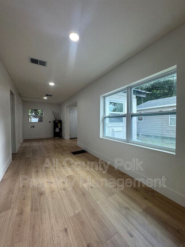 Foto del edificio - 145 Strain Blvd