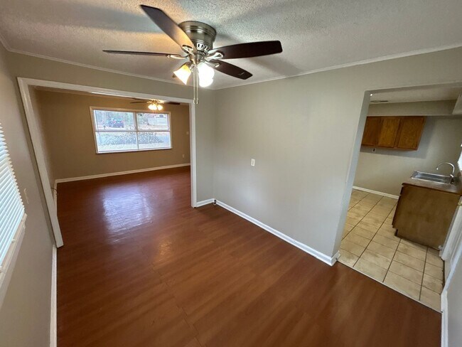 Building Photo - 887 Par Ave