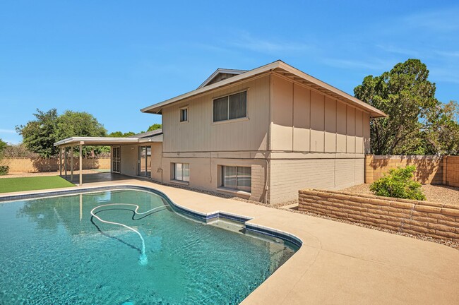 Building Photo - 6 Bedroom 3.5 Bath, Large Pool and Backyard