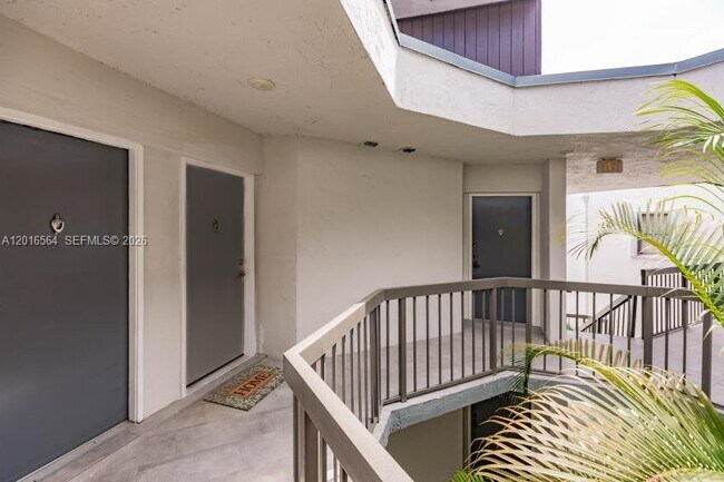 Building Photo - 9425 Fontainebleau Blvd