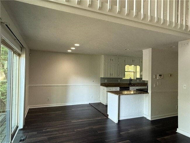 Building Photo - 8439 Lake Dr