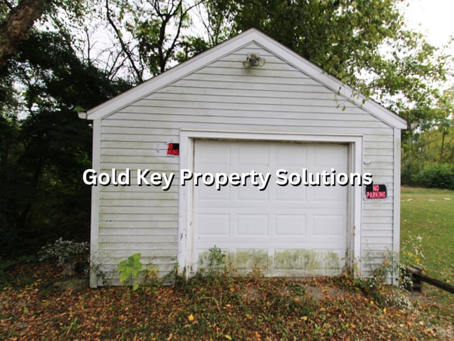 Building Photo - Attractive 2 BR 1 BA House with Garage and...