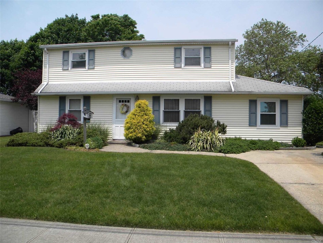 12 Argyle Pl, Massapequa, NY 11758 House Rental in Massapequa, NY