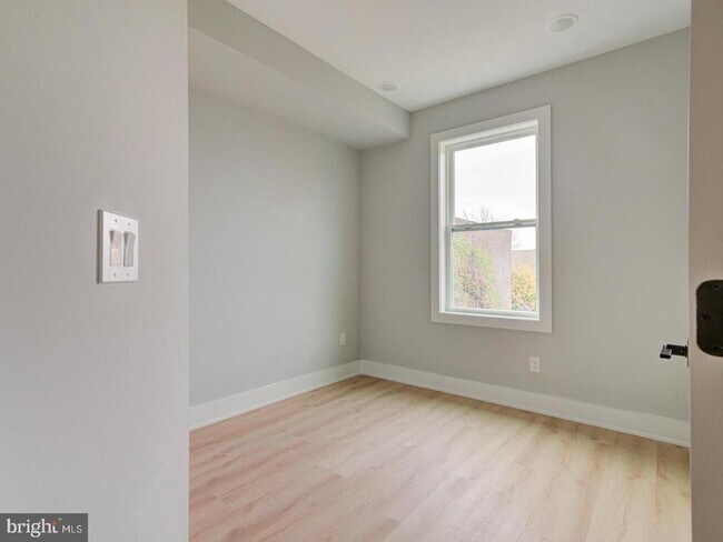 Foto del edificio - 2421 Frankford Ave