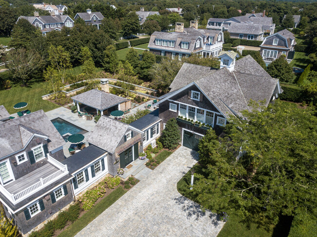 Building Photo - 3 Field Club Dr