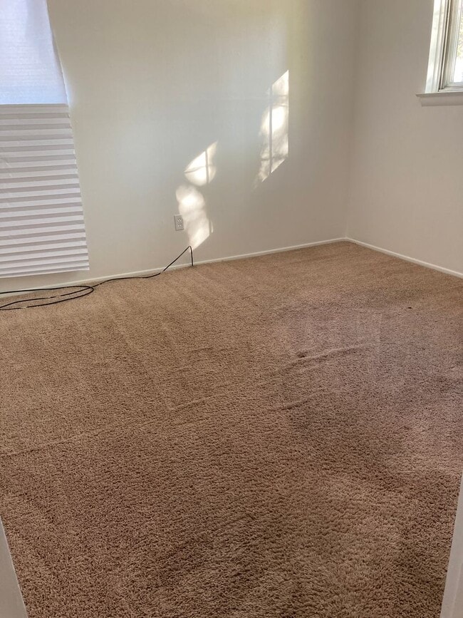 Building Photo - Spacious 3 Bedroom 1 Bath House Located in...