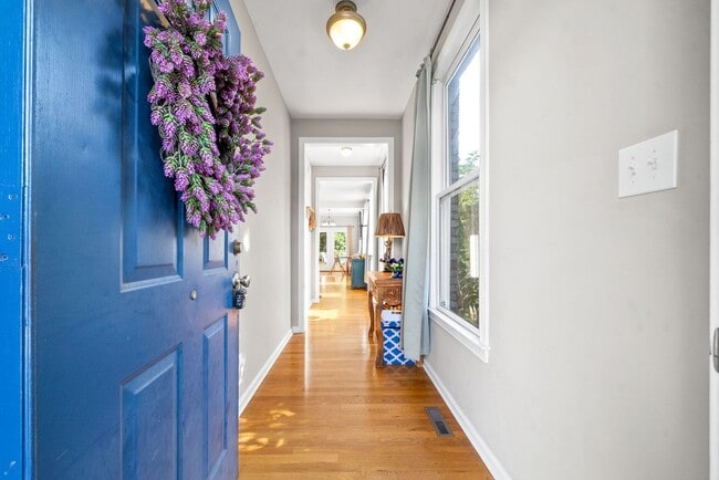 Building Photo - Beautiful 4 Bedroom Home For Rent Near Ros...