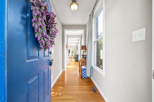 Foto del edificio - Beautiful 4 Bedroom Home For Rent Near Ros...