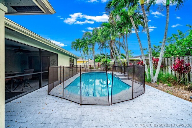 Foto del edificio - 574 Juniper Pl