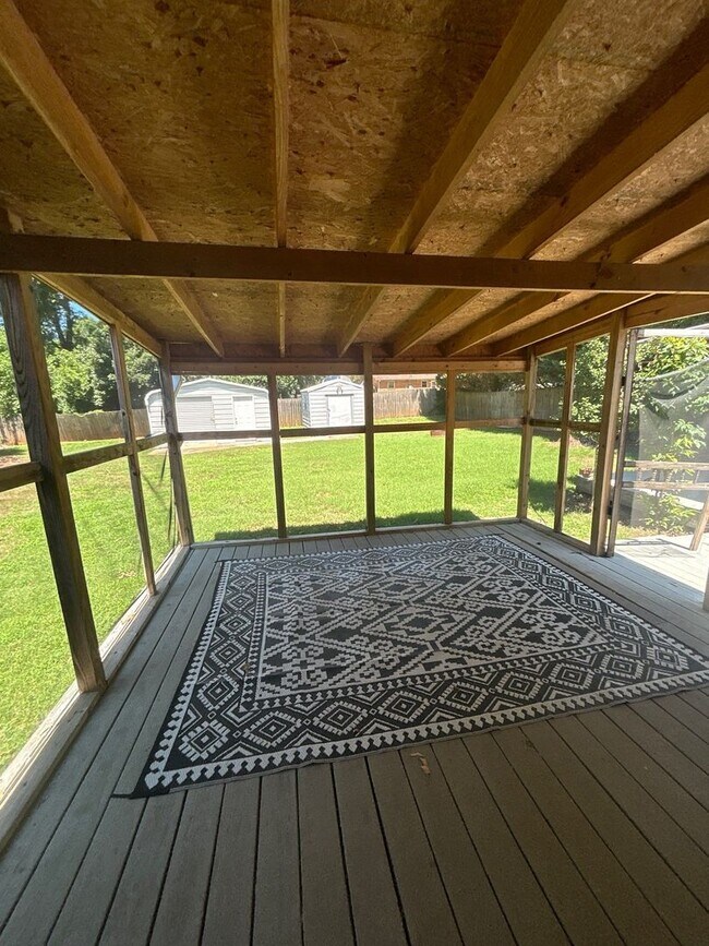 Foto del edificio - Classic 3BR Ranch with Garage, Carport & Screened Porch