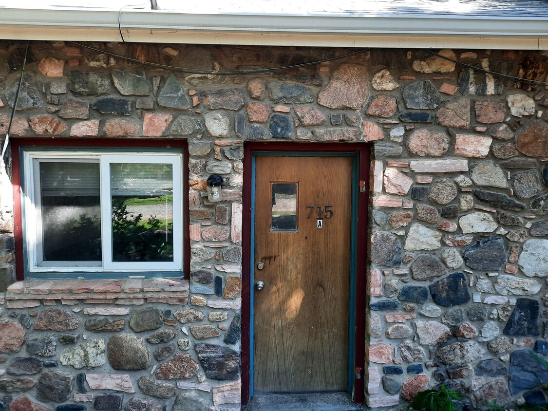 Building Photo - Spacious 3 Bed in Downtown Golden – Walk t...